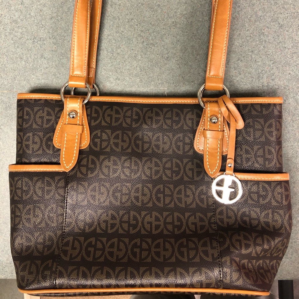 GIANI BERNINI Medium size tote! 9” x 12” A STUNNER! VERY ROOMY!